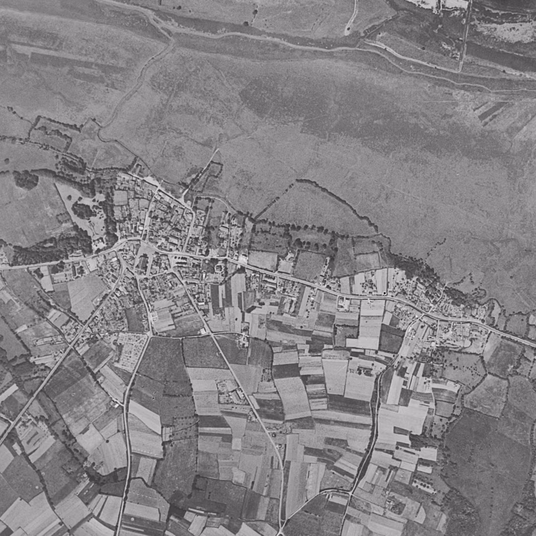 Bouguenais en 1952, le centre vu du ciel, au même cadrage