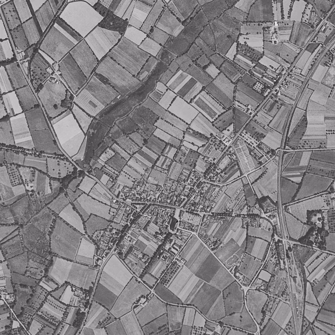 Carquefou en 1952, le centre vu du ciel, au même cadrage