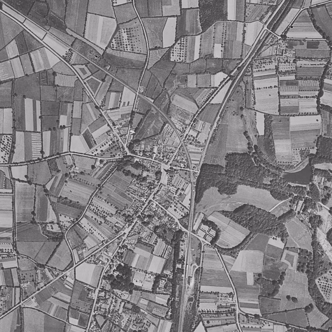 La Chapelle-sur-Erdre en 1952, le centre vu du ciel, au même cadrage