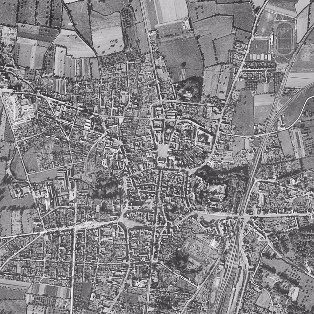 Châteaubriant en 1949, le centre vu du ciel, au même cadrage