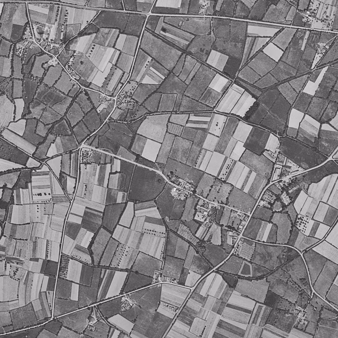 Couëron en 1952, le centre vu du ciel, au même cadrage
