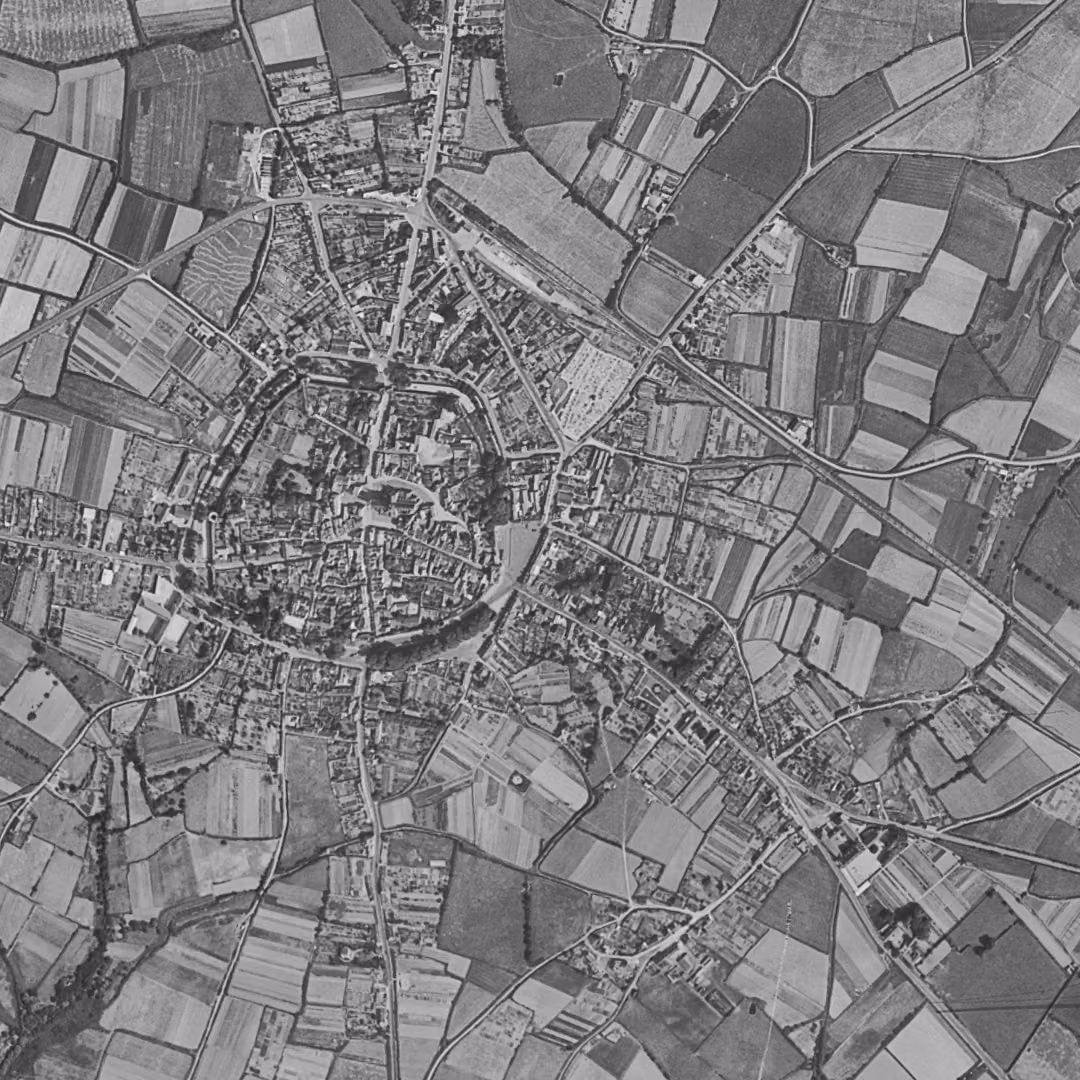 Guérande en 1952, le centre vu du ciel, au même cadrage