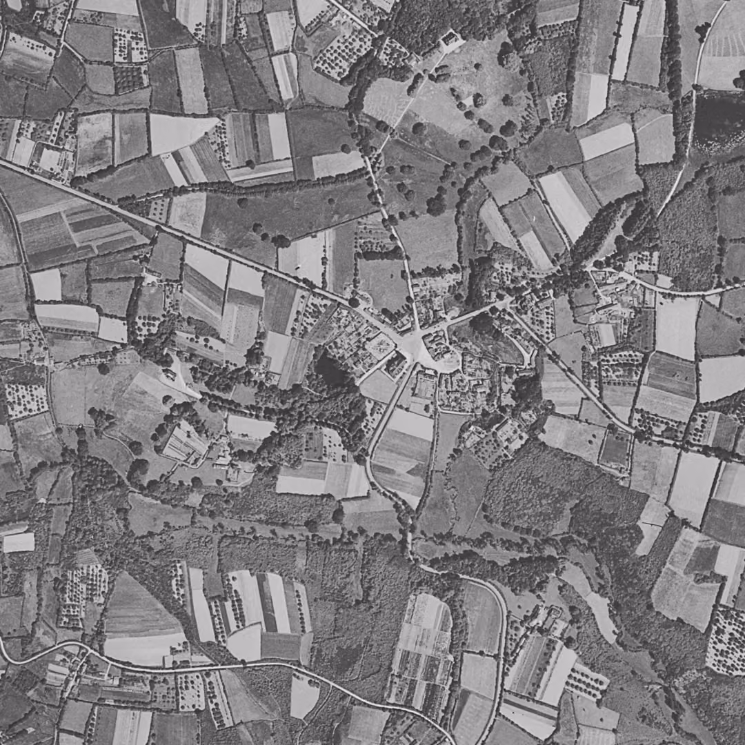 Orvault en 1952, le centre vu du ciel, au même cadrage