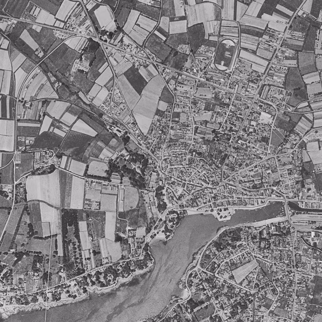 Pornic en 1950, le centre vu du ciel, au même cadrage