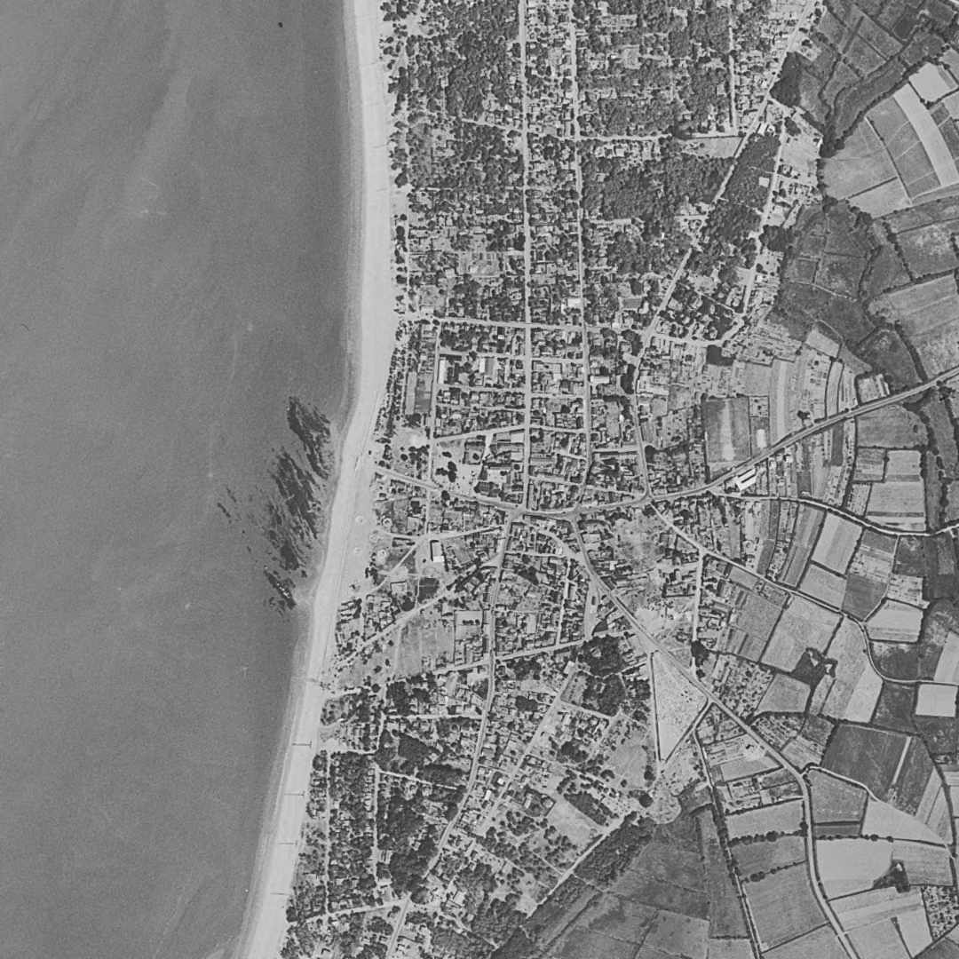 Saint-Brevin-les-Pins en 1952, le centre vu du ciel, au même cadrage