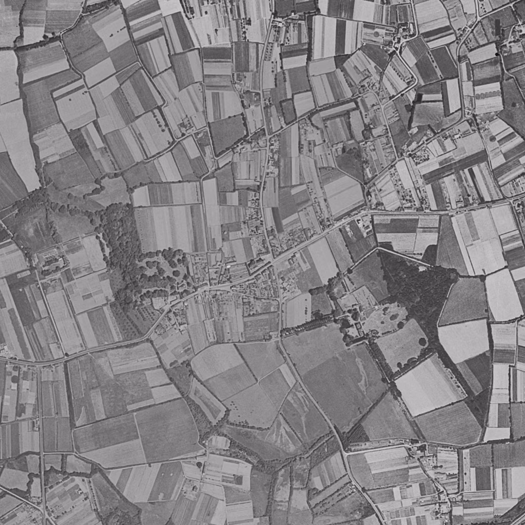 Sainte-Luce-sur-Loire en 1952, le centre vu du ciel, au même cadrage