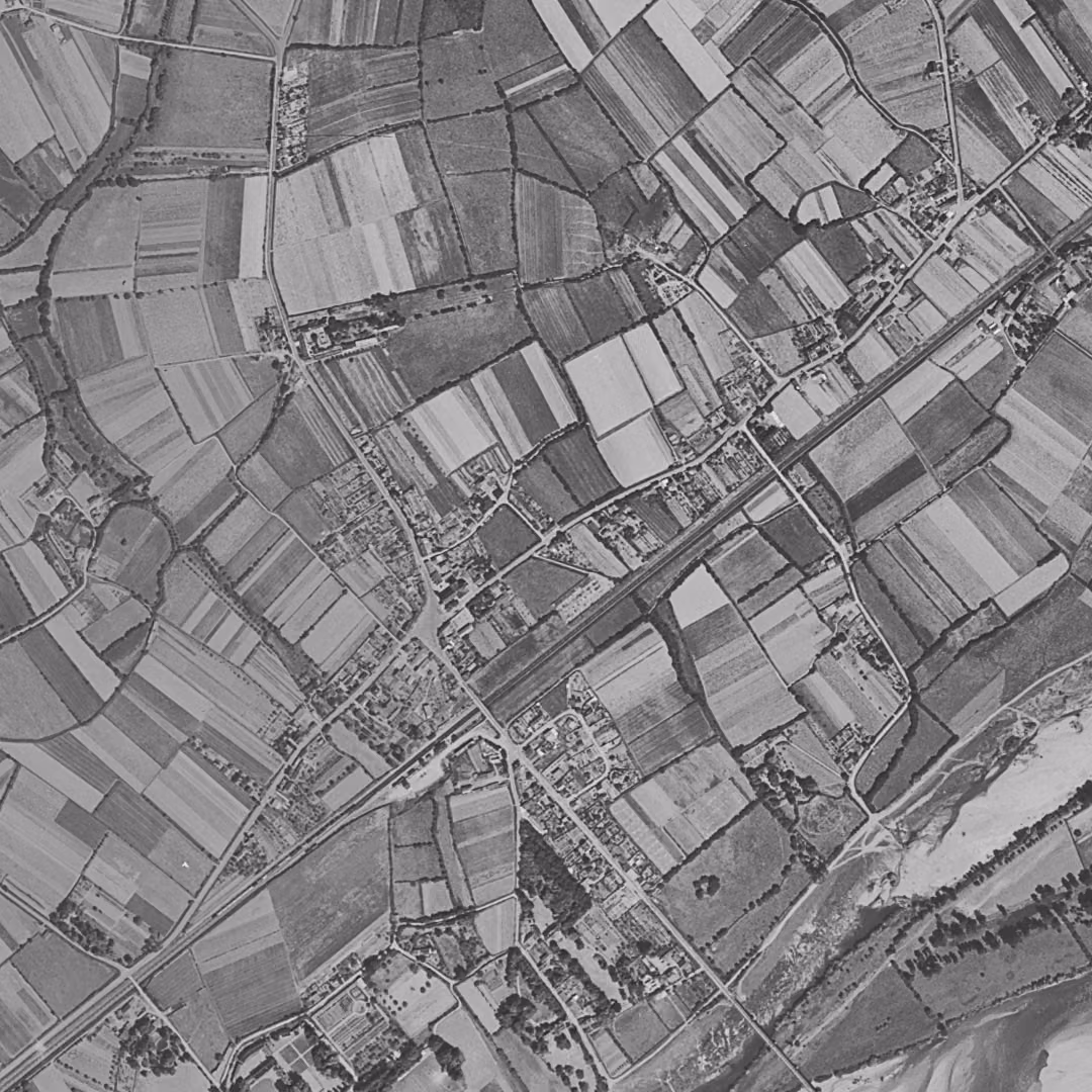 Thouaré-sur-Loire en 1952, le centre vu du ciel, au même cadrage