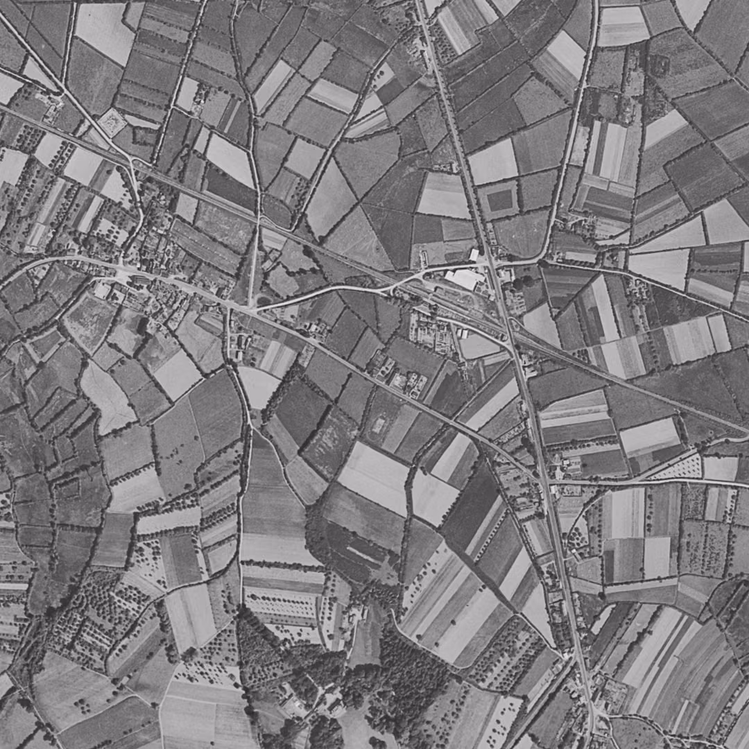 Treillières en 1952, le centre vu du ciel, au même cadrage