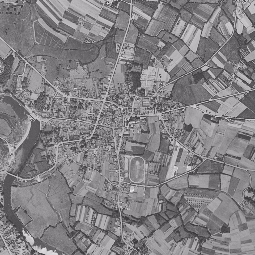 Vertou en 1952, le centre vu du ciel, au même cadrage