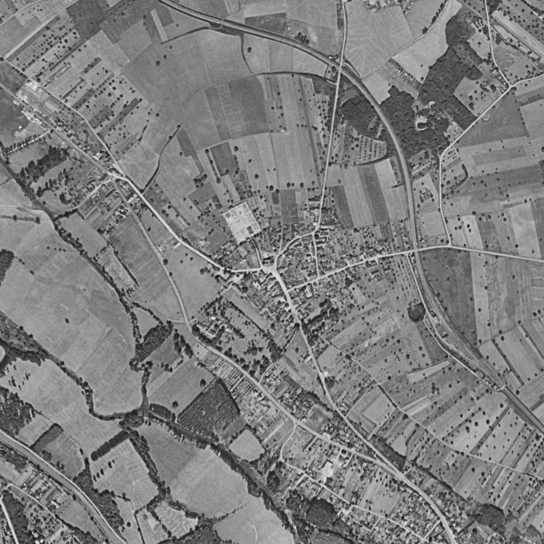Amilly en 1954, le centre vu du ciel, au même cadrage