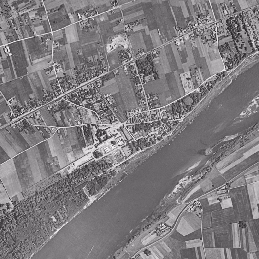La Chapelle-Saint-Mesmin en 1954, le centre vu du ciel, au même cadrage
