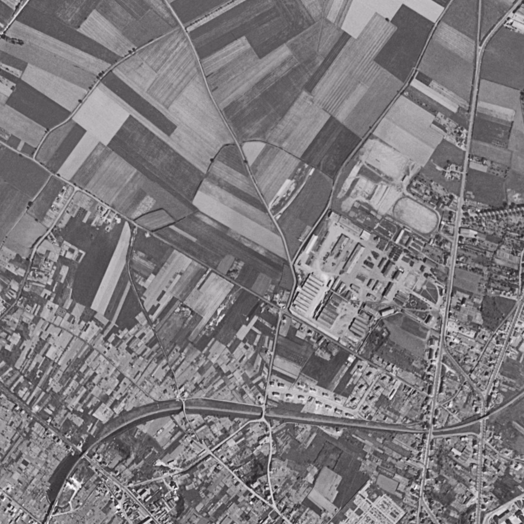 Gien en 1954, le centre vu du ciel, au même cadrage