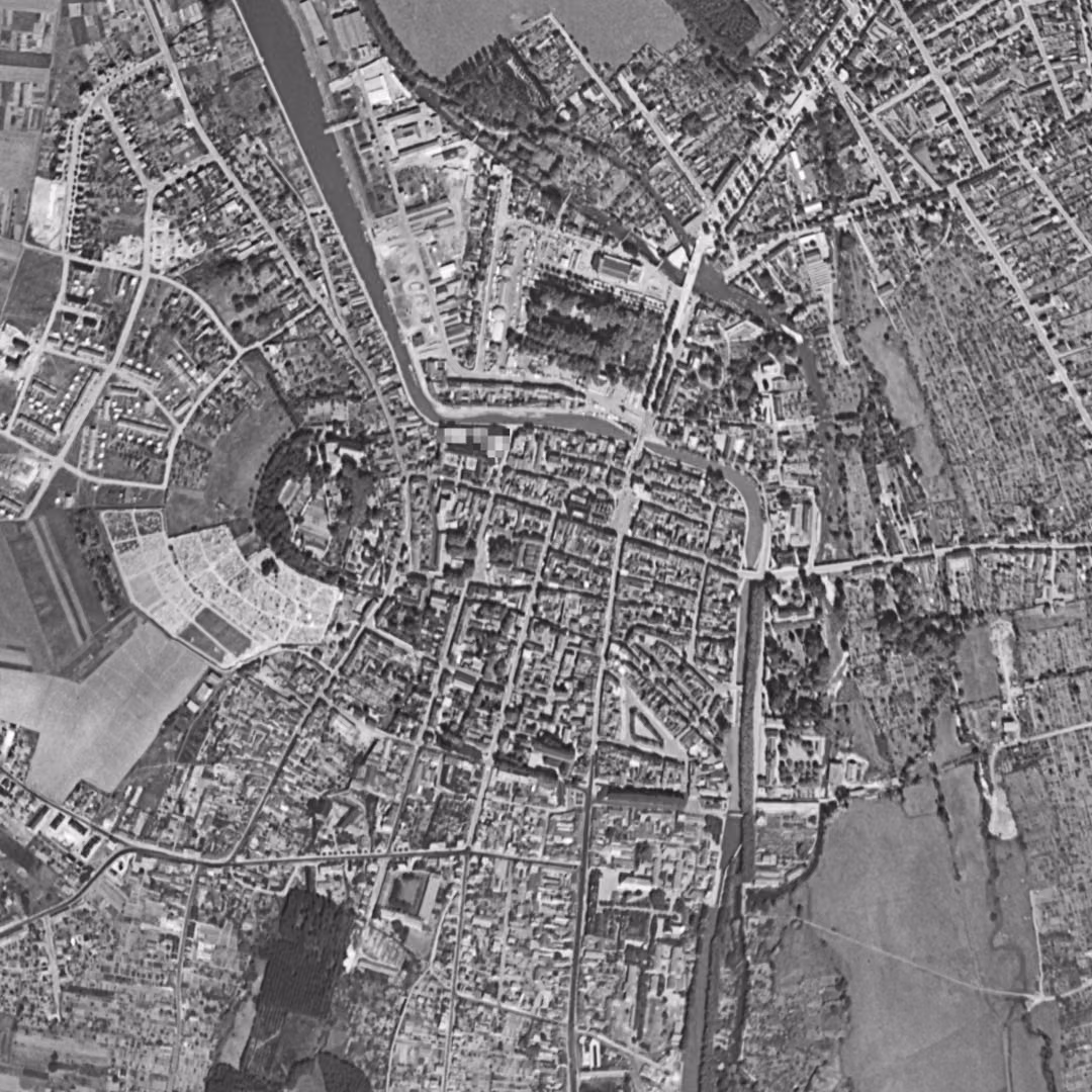 Montargis en 1954, le centre vu du ciel, au même cadrage