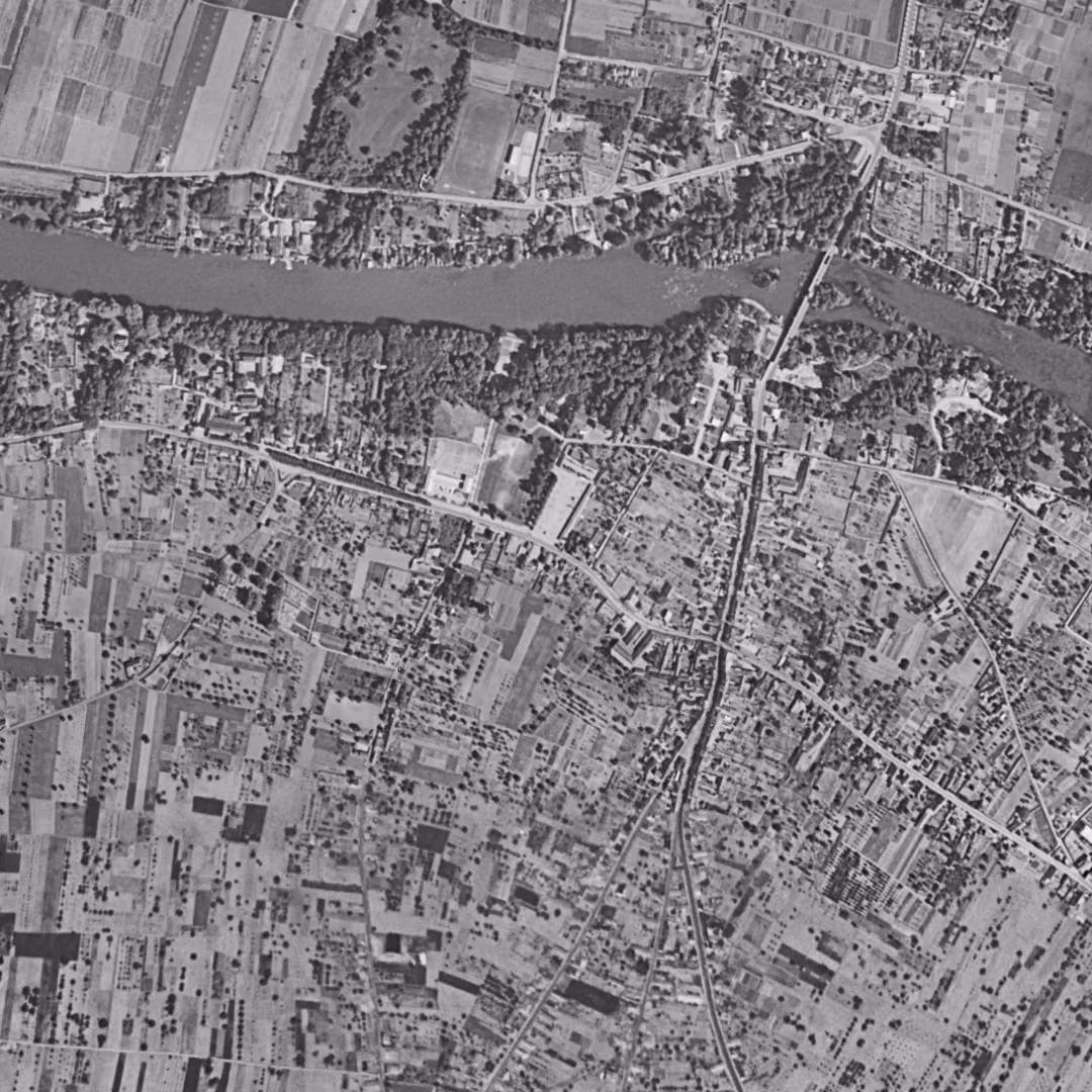 Olivet en 1954, le centre vu du ciel, au même cadrage