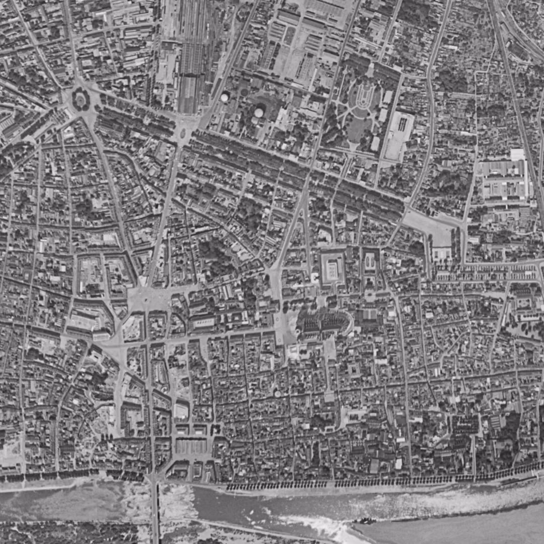 Orléans en 1954, le centre vu du ciel, au même cadrage