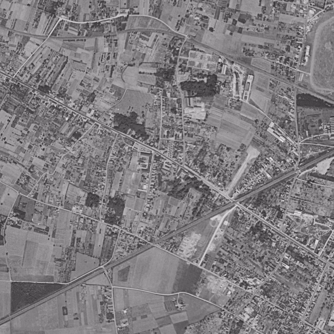 Saint-Jean-de-la-Ruelle en 1954, le centre vu du ciel, au même cadrage