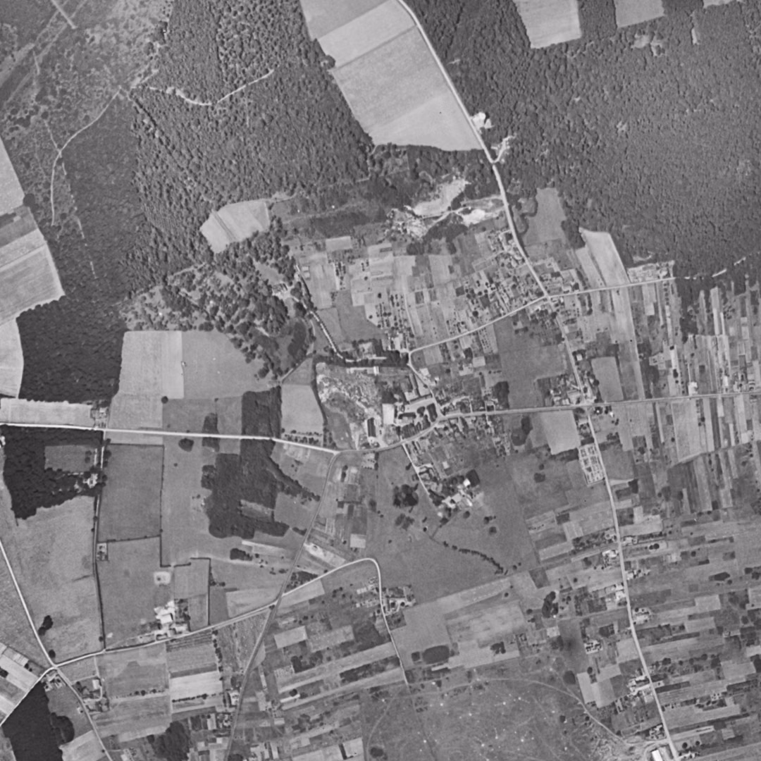 Saran en 1954, le centre vu du ciel, au même cadrage