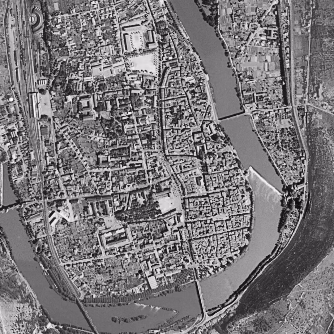 Cahors en 1957, le centre vu du ciel, au même cadrage