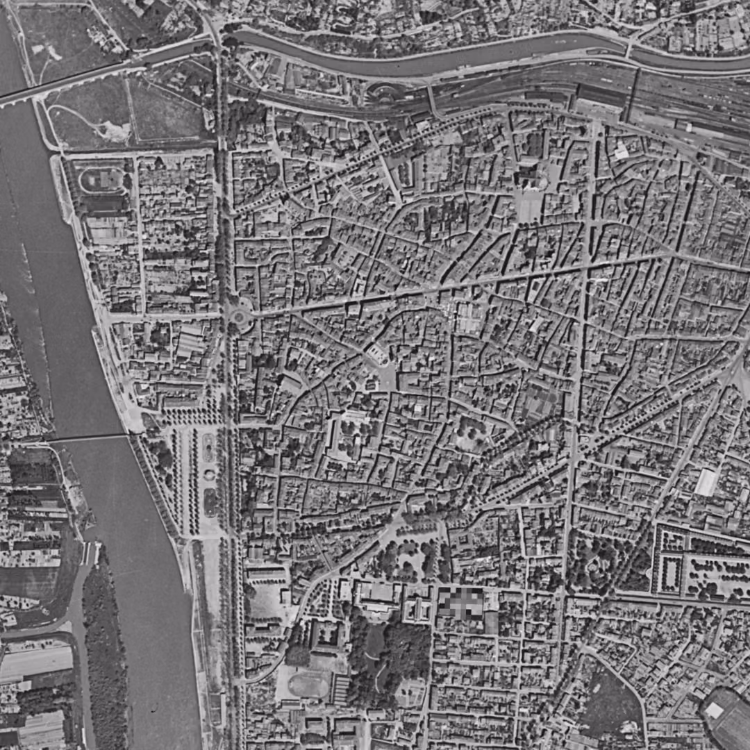 Agen en 1950, le centre vu du ciel, au même cadrage