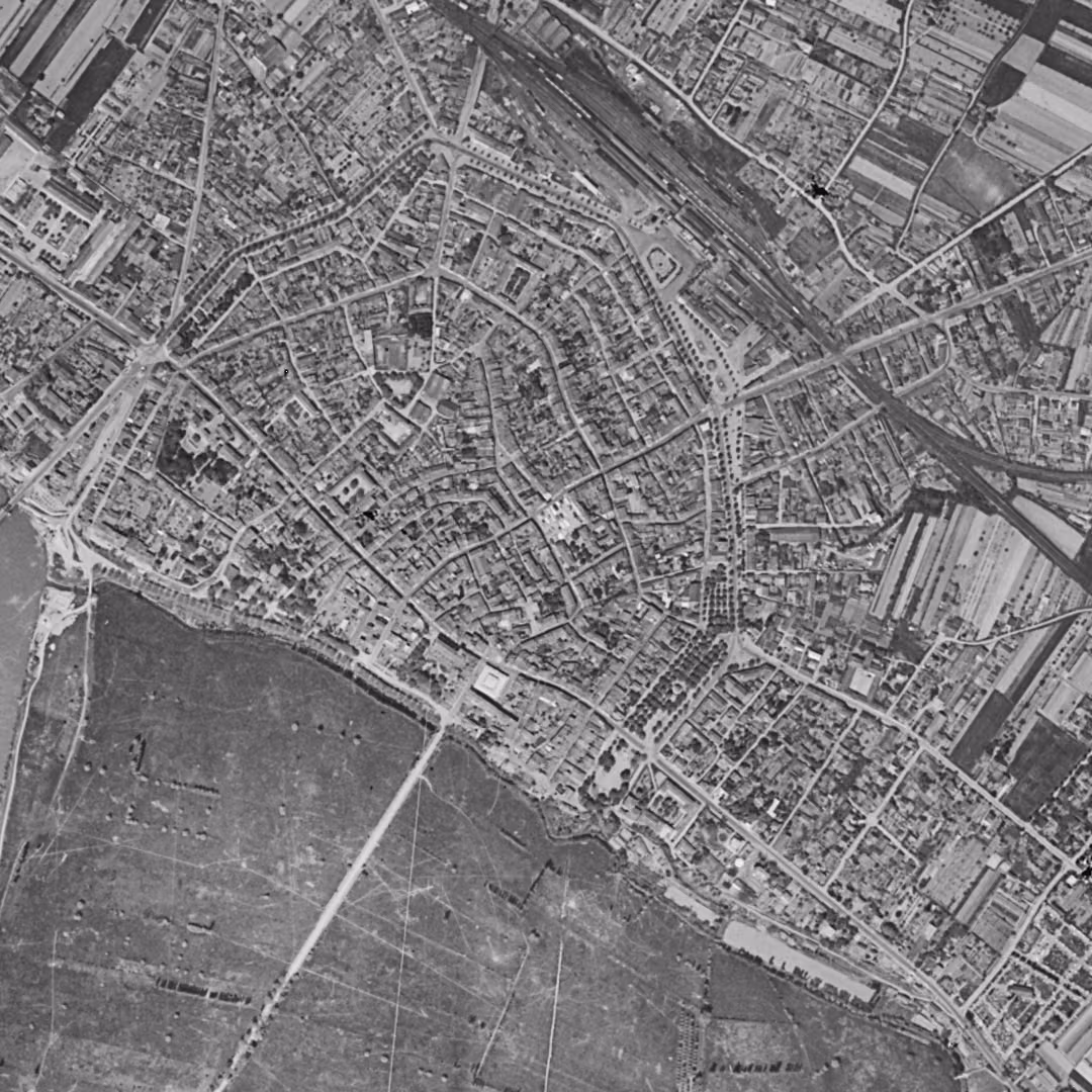 Marmande en 1950, le centre vu du ciel, au même cadrage