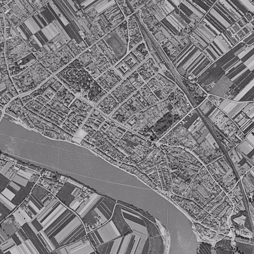 Tonneins en 1950, le centre vu du ciel, au même cadrage