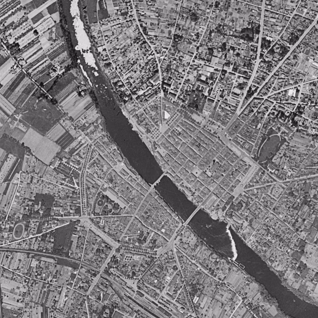 Villeneuve-sur-Lot en 1950, le centre vu du ciel, au même cadrage