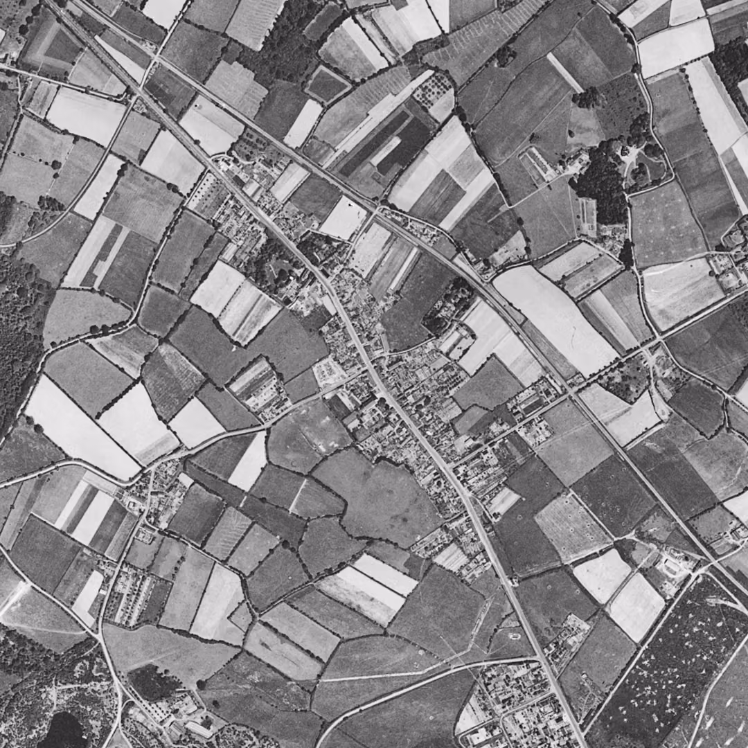 Avrillé en 1949, le centre vu du ciel, au même cadrage