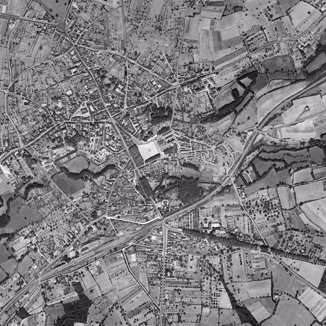 Baugé-en-Anjou en 1949, le centre vu du ciel, au même cadrage