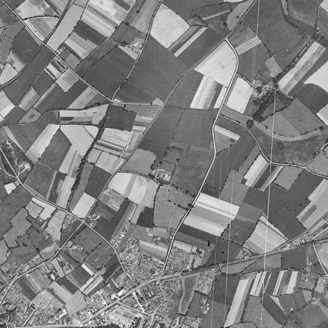 Beaupréau-en-Mauges en 1950, le centre vu du ciel, au même cadrage