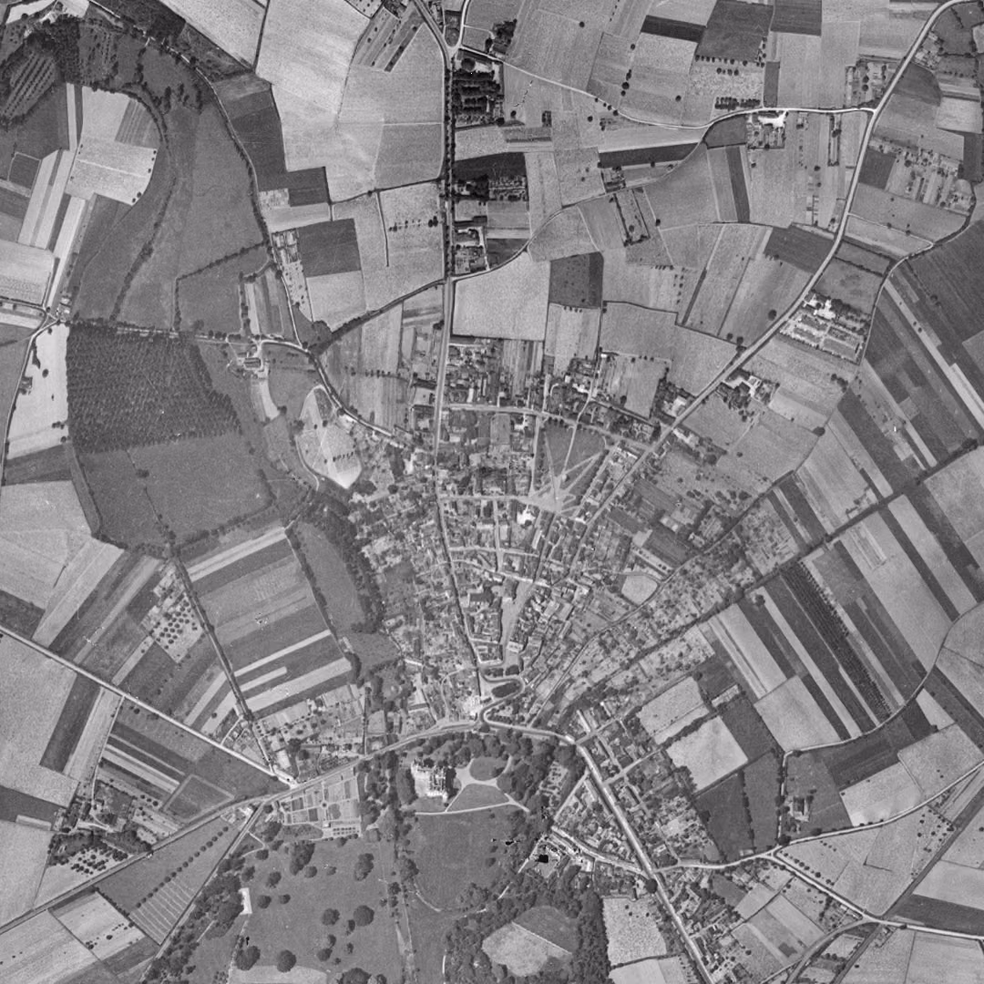 Brissac Loire Aubance en 1949, le centre vu du ciel, au même cadrage
