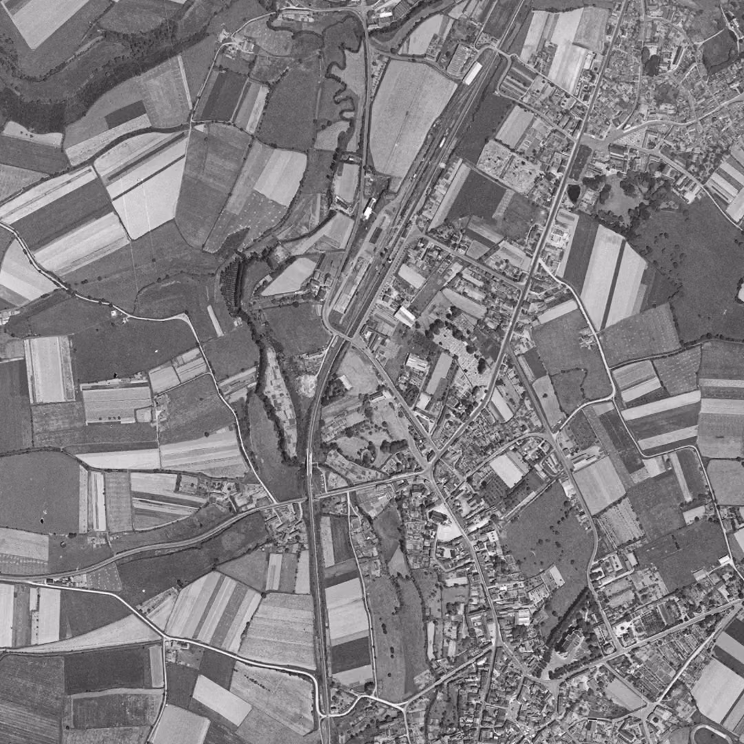 Chemillé-en-Anjou en 1950, le centre vu du ciel, au même cadrage