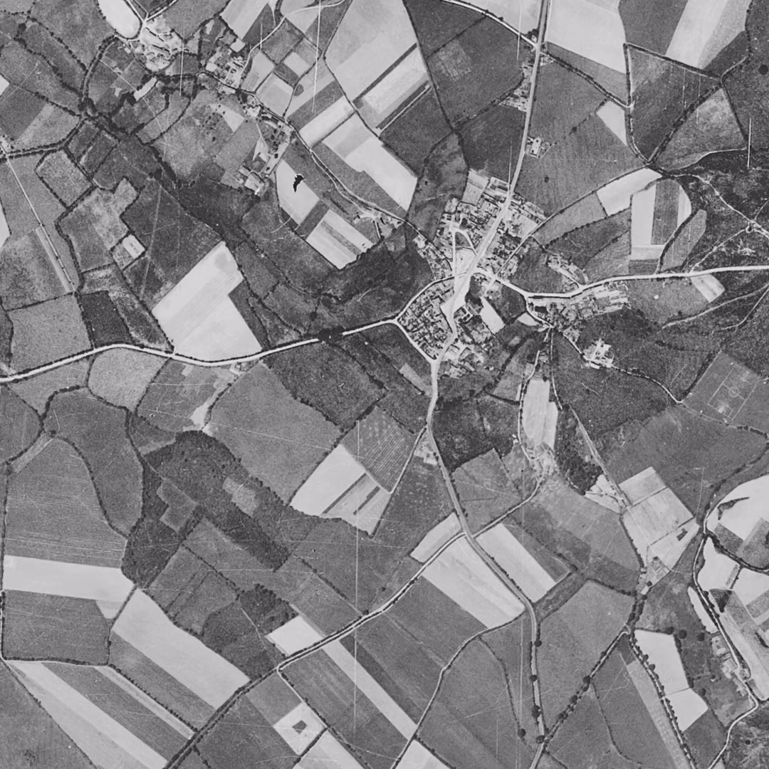 Cholet en 1950, le centre vu du ciel, au même cadrage