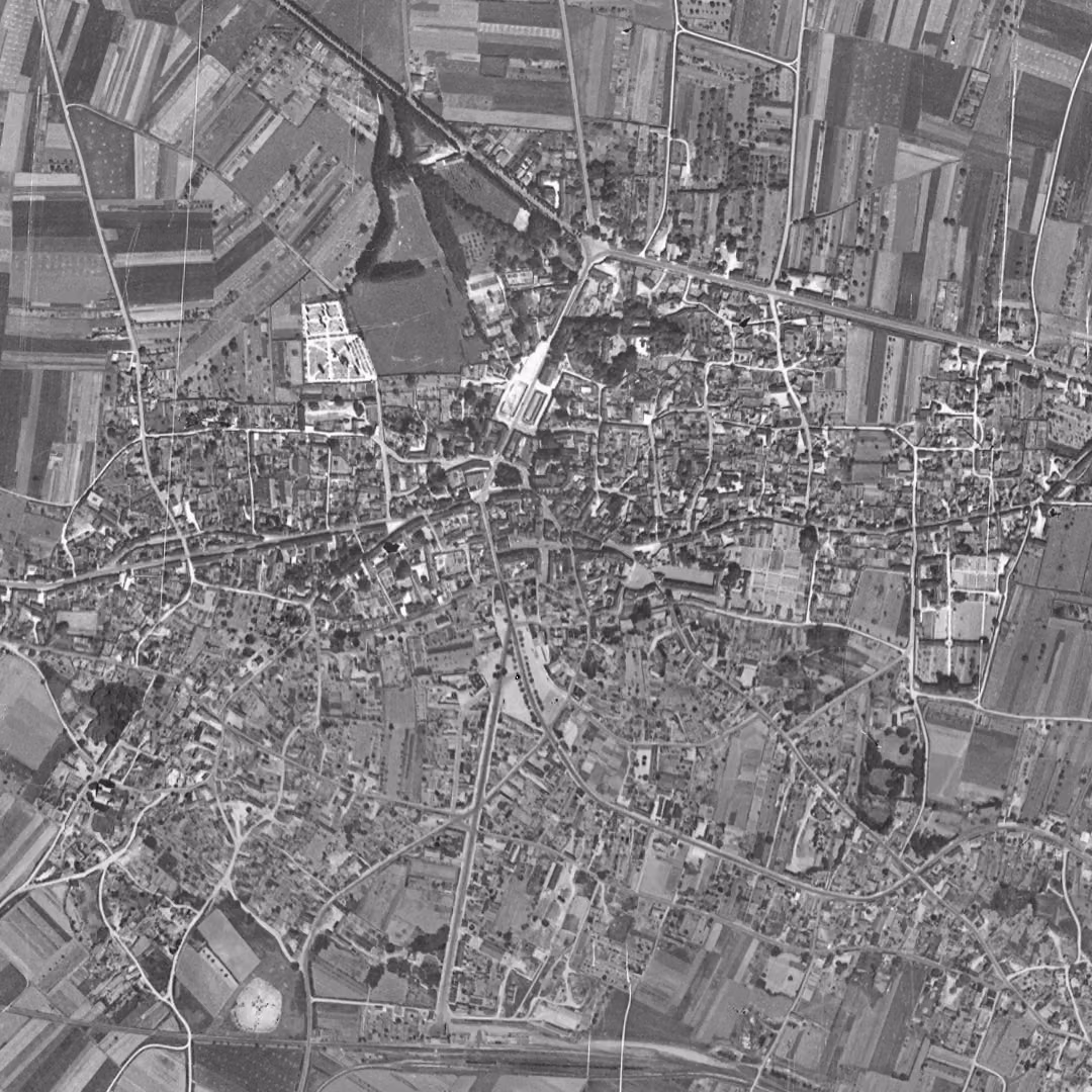 Doué-en-Anjou en 1950, le centre vu du ciel, au même cadrage
