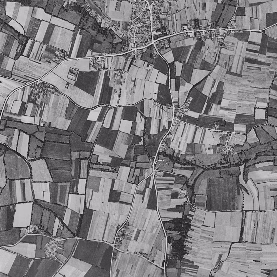 Orée d'Anjou en 1950, le centre vu du ciel, au même cadrage