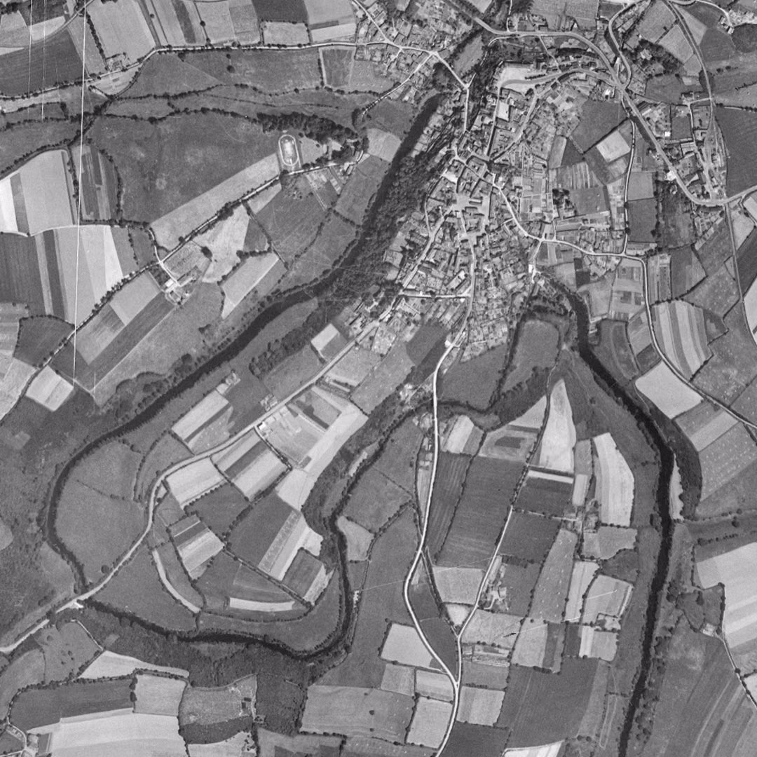 Montrevault-sur-Èvre en 1950, le centre vu du ciel, au même cadrage