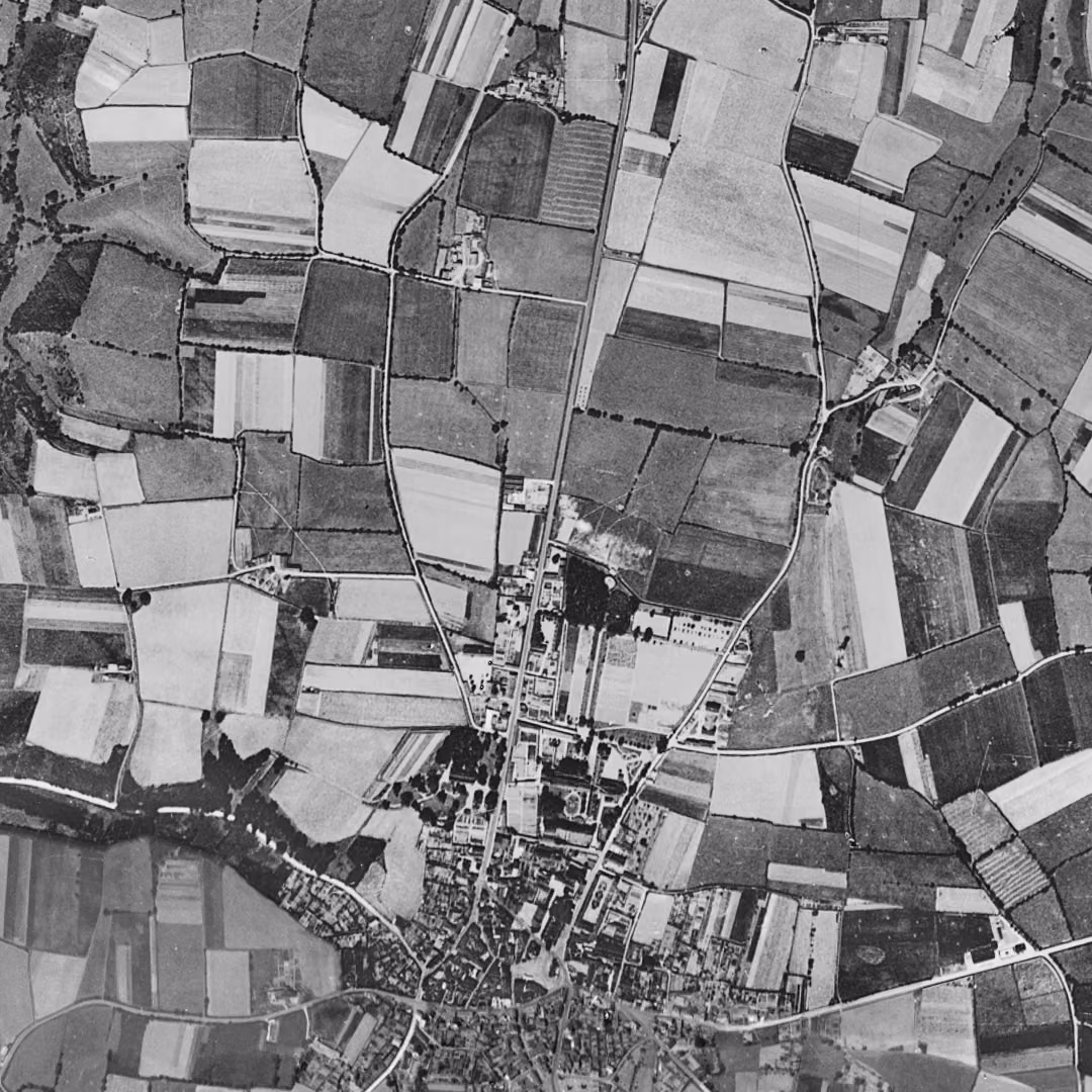 Mauges-sur-Loire en 1949, le centre vu du ciel, au même cadrage