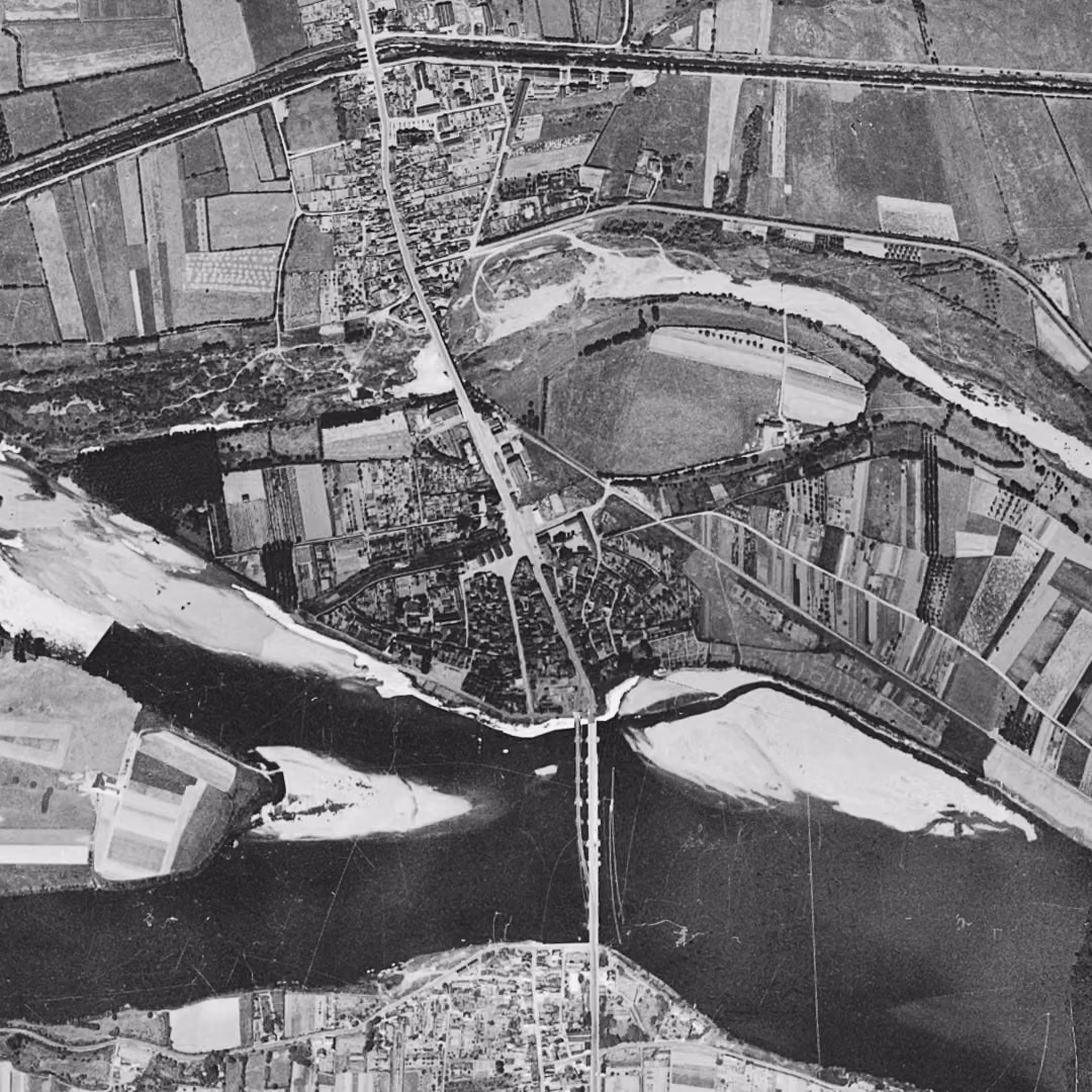 Les Ponts-de-Cé en 1949, le centre vu du ciel, au même cadrage
