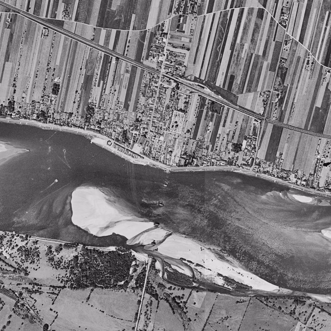 Loire-Authion en 1949, le centre vu du ciel, au même cadrage