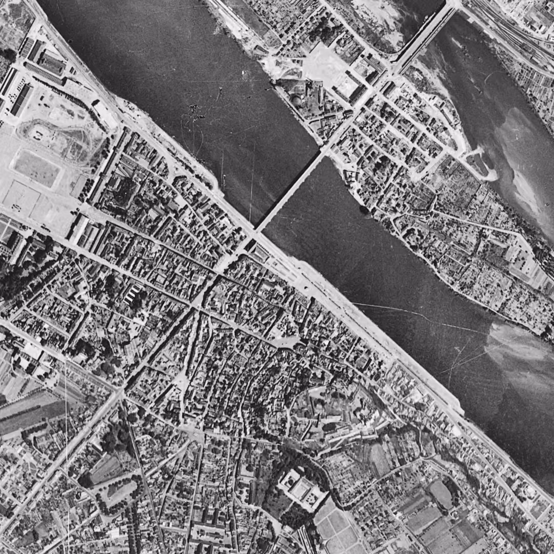 Saumur en 1950, le centre vu du ciel, au même cadrage