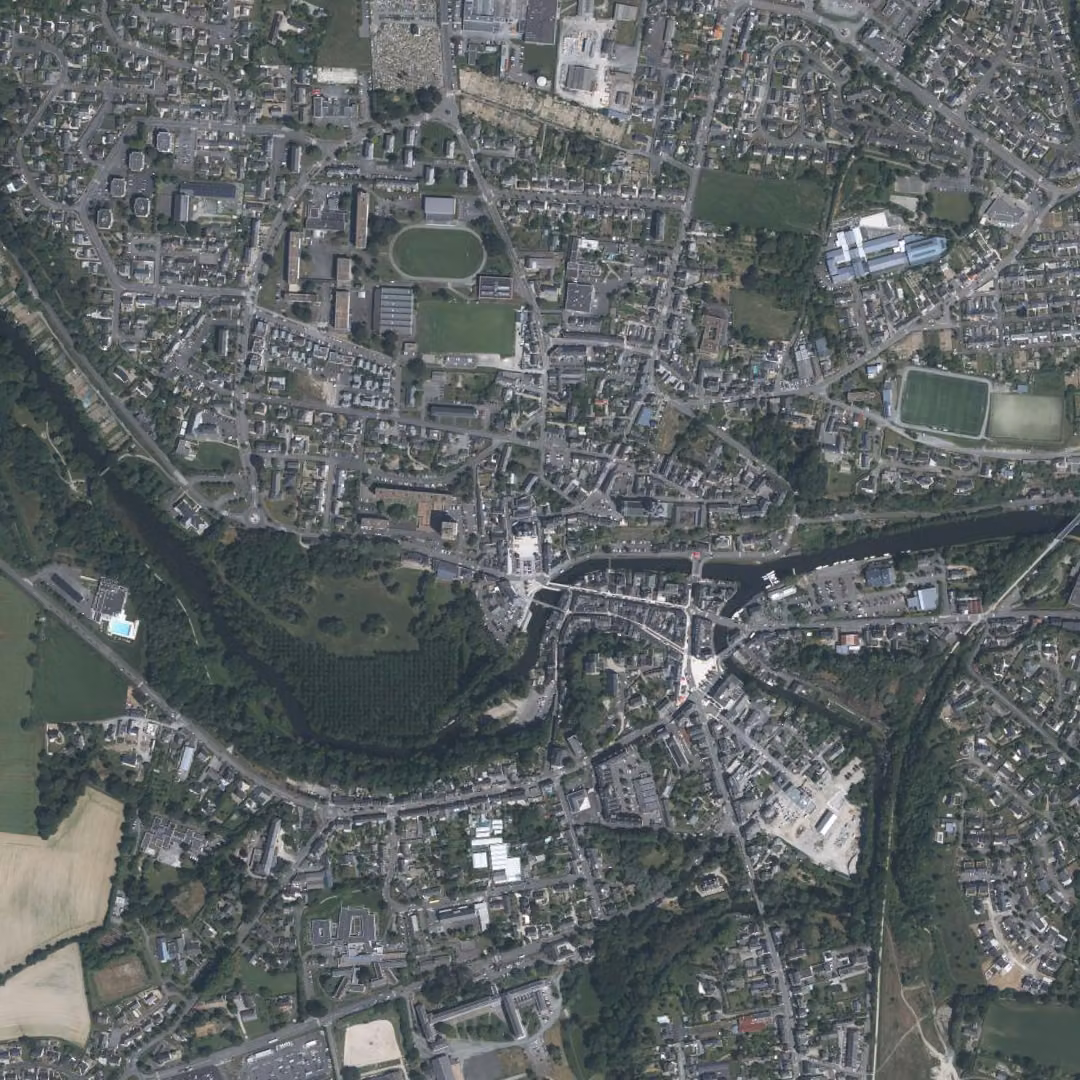 Segré-en-Anjou Bleu aujourd'hui, le centre vu du ciel