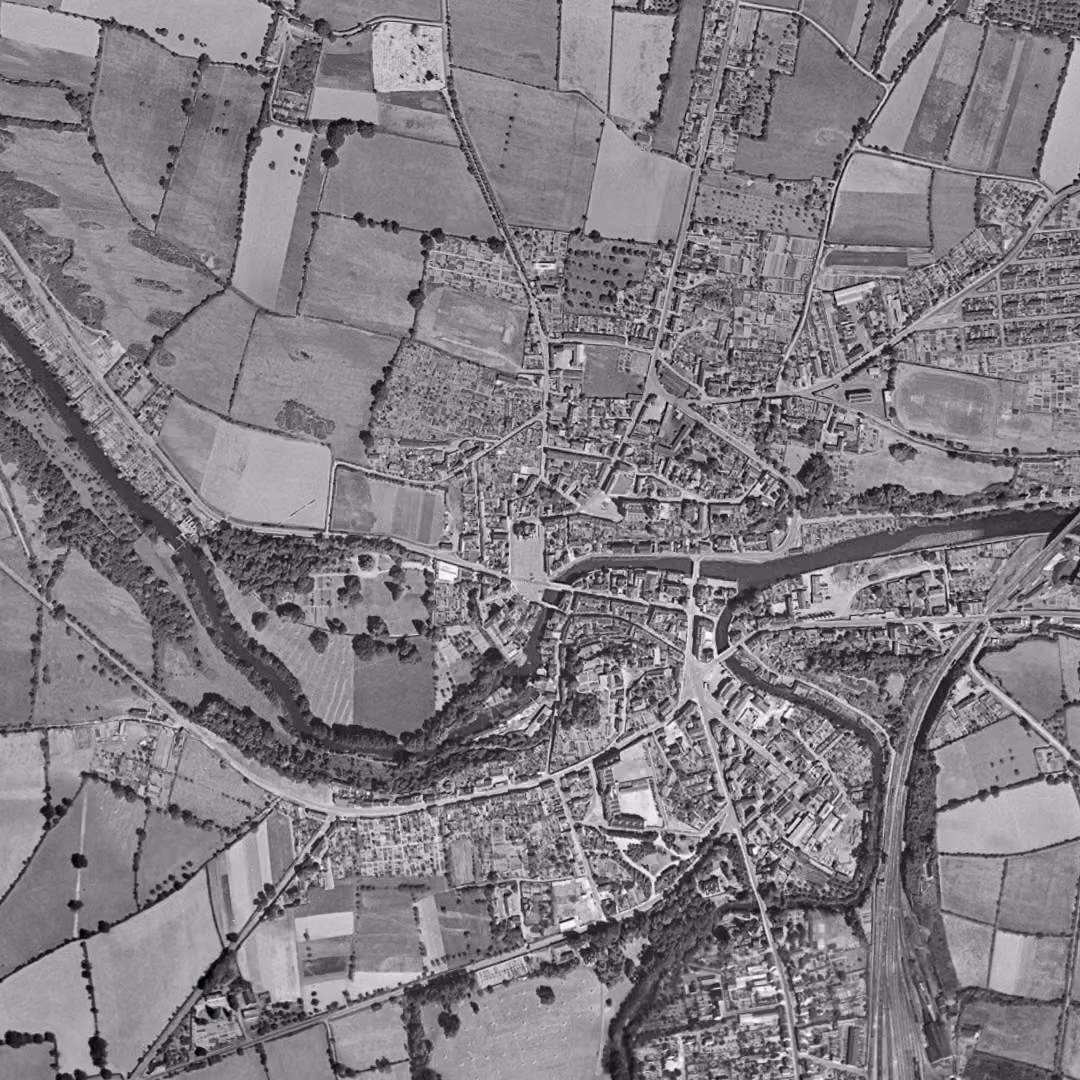 Segré-en-Anjou Bleu en 1949, le centre vu du ciel, au même cadrage