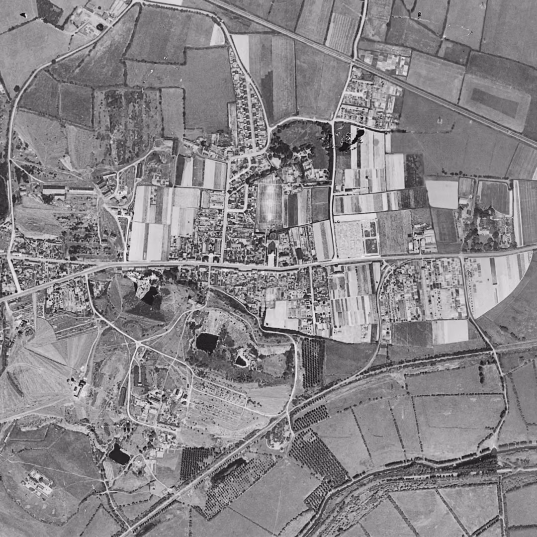 Trélazé en 1949, le centre vu du ciel, au même cadrage