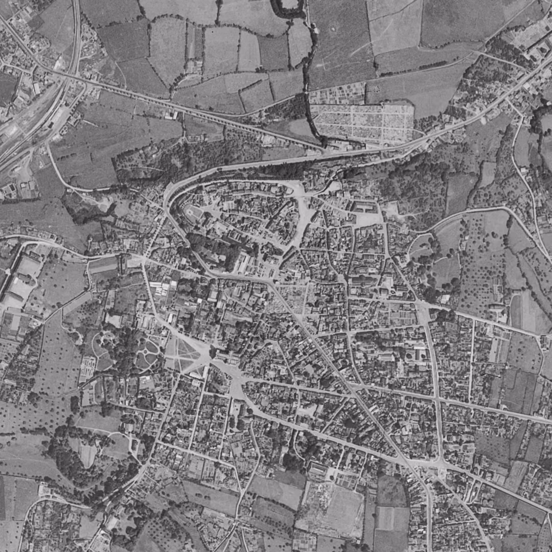 Avranches en 1947, le centre vu du ciel, au même cadrage