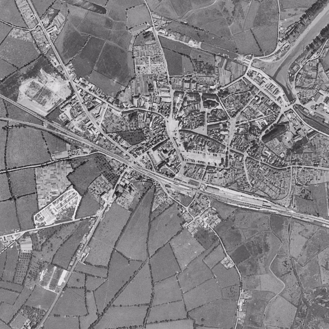 Carentan-les-Marais en 1947, le centre vu du ciel, au même cadrage