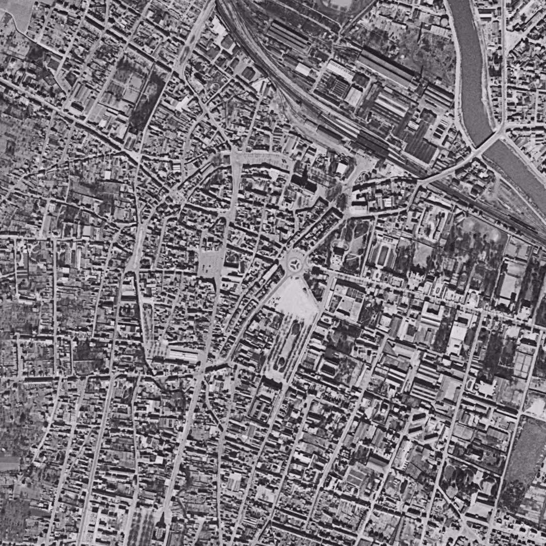 Épernay en 1958, le centre vu du ciel, au même cadrage