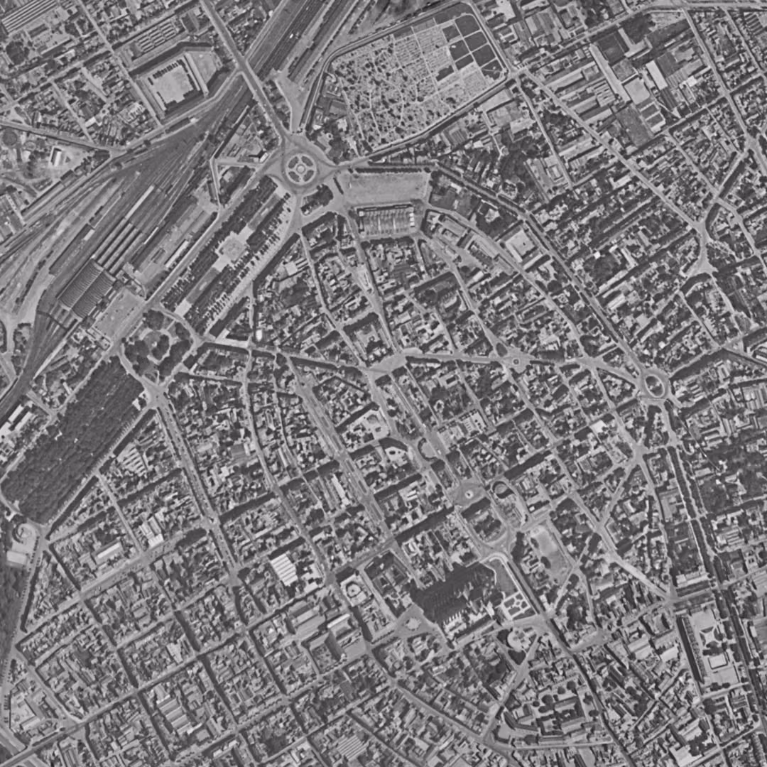 Reims en 1957, le centre vu du ciel, au même cadrage