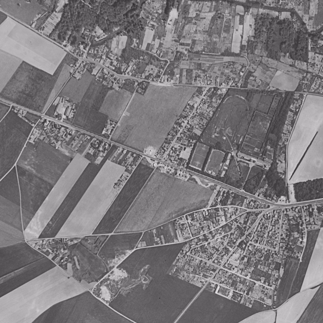 Tinqueux en 1957, le centre vu du ciel, au même cadrage