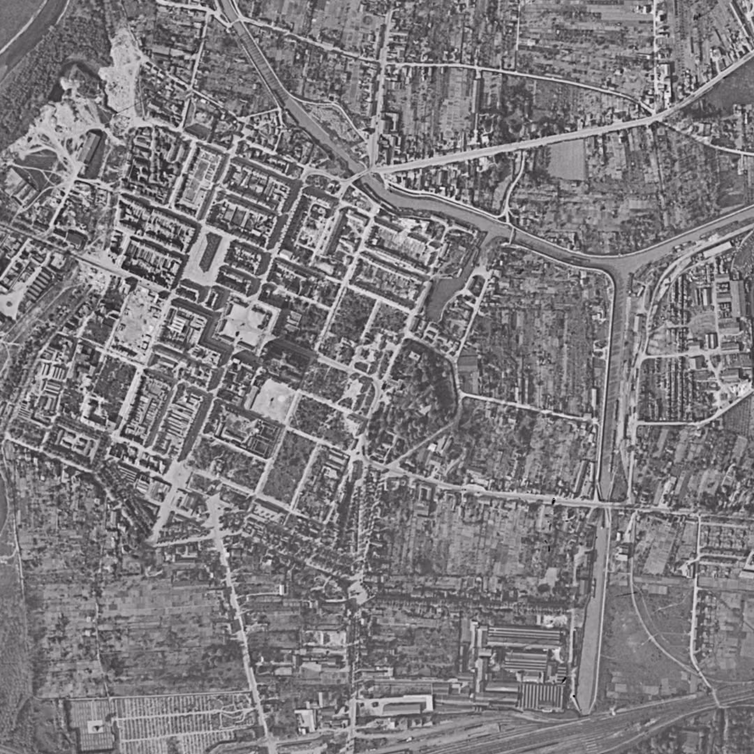 Vitry-le-François en 1953, le centre vu du ciel, au même cadrage