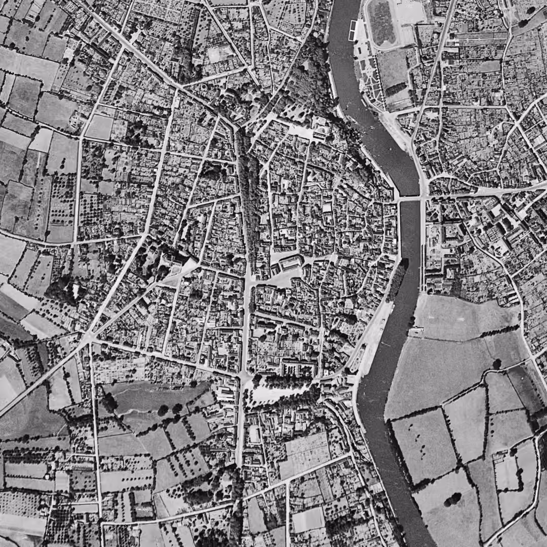 Château-Gontier-sur-Mayenne en 1949, le centre vu du ciel, au même cadrage