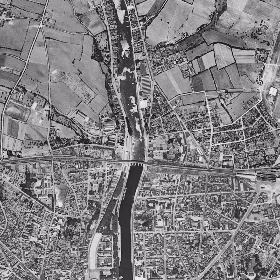 Laval en 1949, le centre vu du ciel, au même cadrage